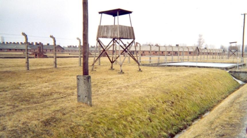 Almanya'da m&uuml;ltecileri Nazi toplama kampına yerleştirdiler