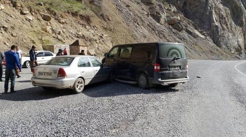 Hakkari&rsquo;de Maddi Hasarlı Trafik Kazası