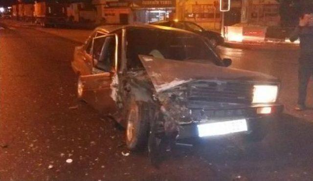 Çalıntı Araçlar Polis Otosuna Çarptı: 1'i Polis 3 Yaralı (2)