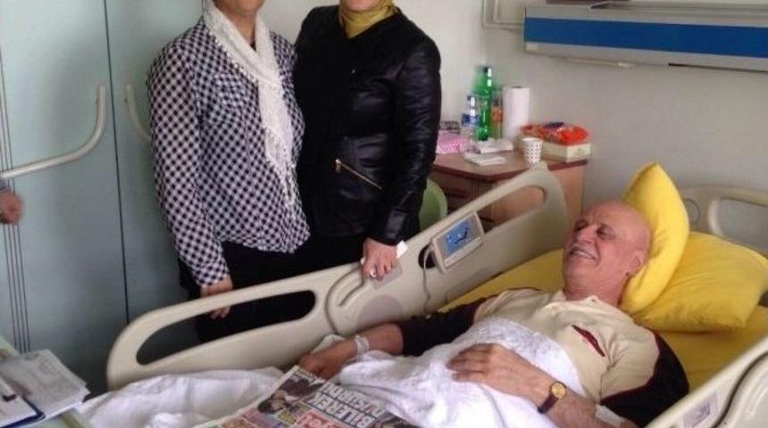 Trabzon&rsquo;un Ayşe&rsquo;sinden Efsane Teknik Direkt&ouml;r &Ouml;zyazıcı&rsquo;ya "ge&ccedil;miş Olsun" Ziyareti