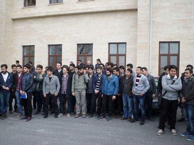 Odtü’de Karşıt Görüşlü Öğrencilerin Kavgası Saü’de Protesto Edildi
