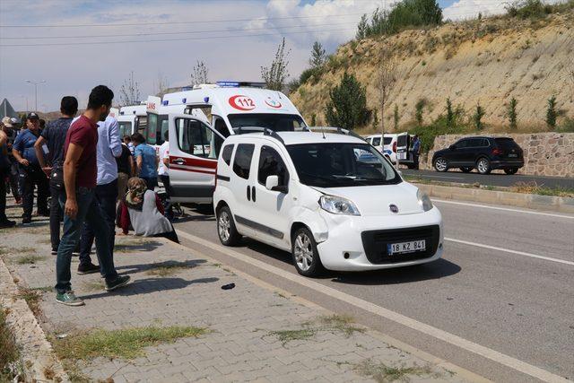 Çankırı'da hafif ticari araç polislere çarptı