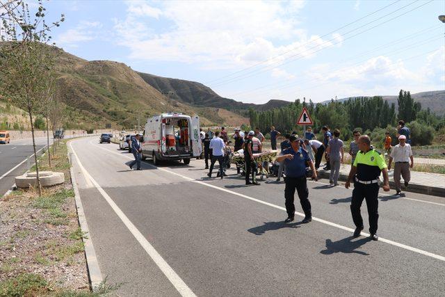 Çankırı'da hafif ticari araç polislere çarptı