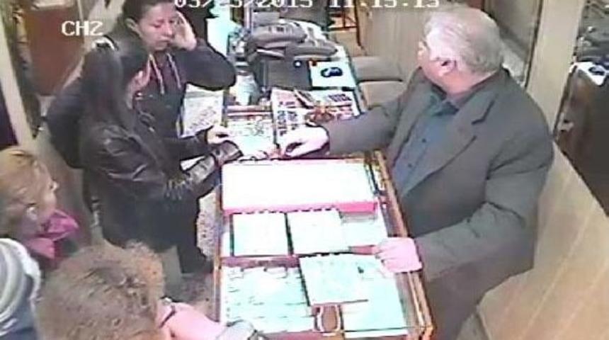 Kuyumcudan 5 Altın Y&uuml;z&uuml;k &Ccedil;alan 4 Kadını G&uuml;venlik Kamerası Ele Verdi