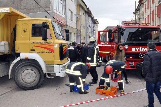 Kamyonun Tekerleğinin Altında Kalan Çocuk Ağır Yaralandı