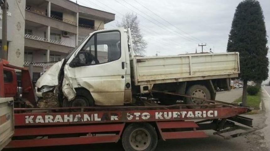 Kamyonet Aydınlatma Direğine &Ccedil;arptı