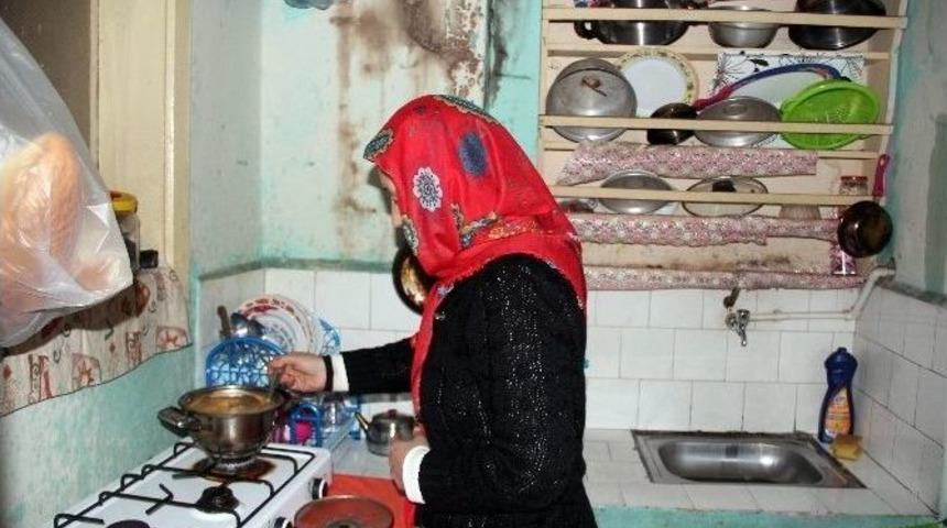 (&ouml;zel Haber) Engelli Eşi Ve &Ccedil;ocukları İle Yaşam M&uuml;cadelesi Veriyor