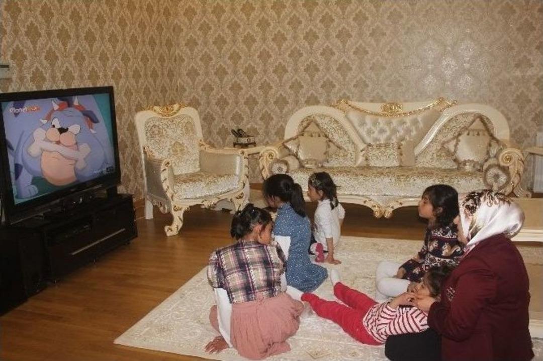 Ağrı Valisi Musa Işın&rsquo;ın Eşi Tuba Işın, &Ccedil;ocuklarla &Ccedil;izgi Film İzledi