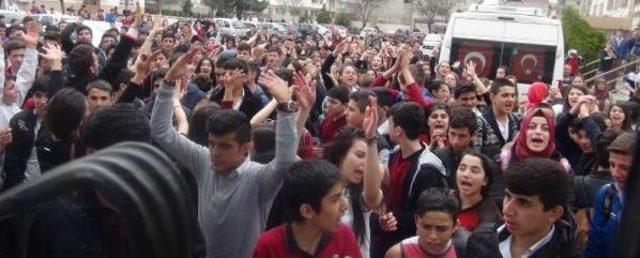Bursa'da Lise Öğrencisinin 2 Müdür Yardımcısını Bıçakladığı Okulda Uyuşturucu Protestosu