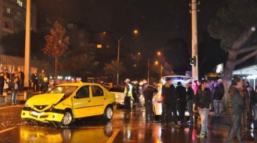 Ehliyetsiz Alkoll&uuml; Taksi S&uuml;r&uuml;c&uuml;s&uuml; Otomobile &Ccedil;arptı: 2 Yaralı