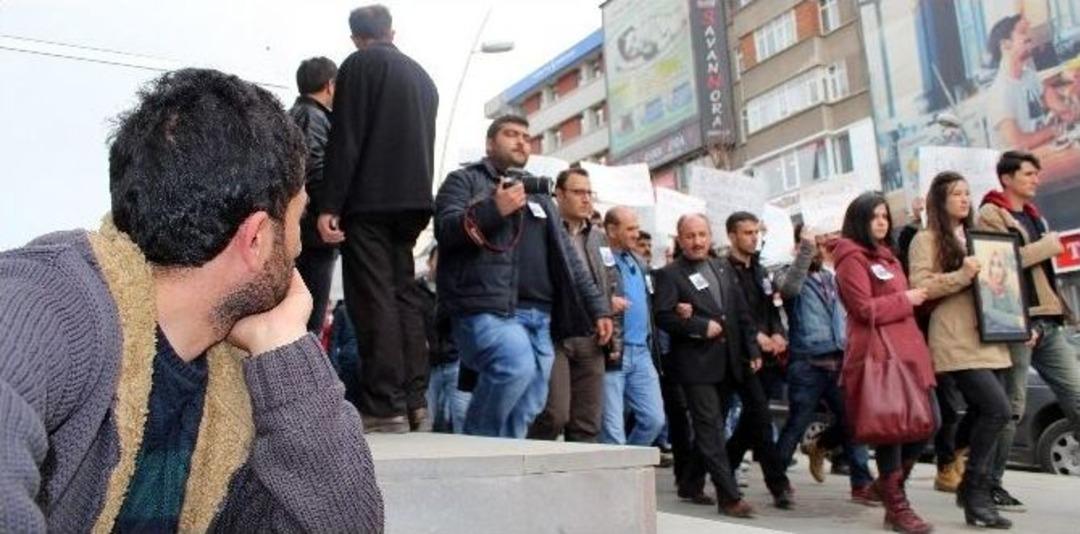 Arkadaşları Mukaddesin Hayatını Kaybettiği Yere Ve Sırasına Karanfil Bıraktı