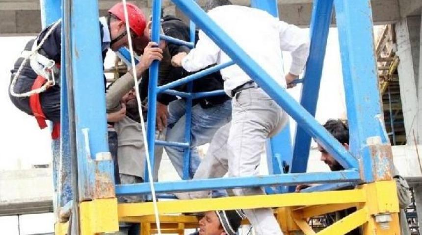 Stadyum Inşaatında &Ccedil;alışan Iş&ccedil;iler Vince &Ccedil;ıktı