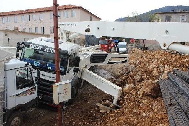 Beton Pompasının Altında Kalan İnşaat İşçisi Hayatını Kaybetti