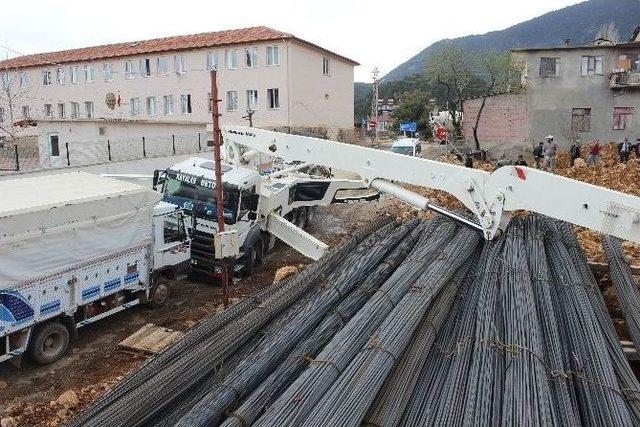 Beton Pompasının Altında Kalan İnşaat İşçisi Hayatını Kaybetti