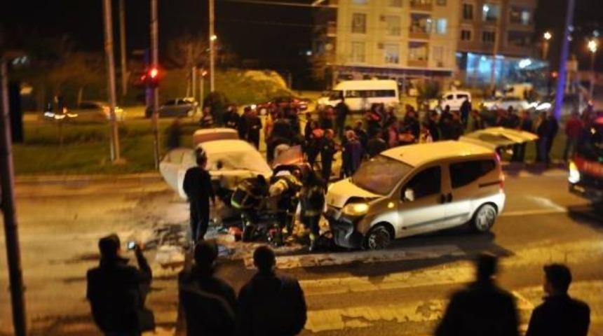 Hafif Ticari Ara&ccedil;, Karşı Şeride Ge&ccedil;ip Otomobile &Ccedil;arptı: 3 Yaralı