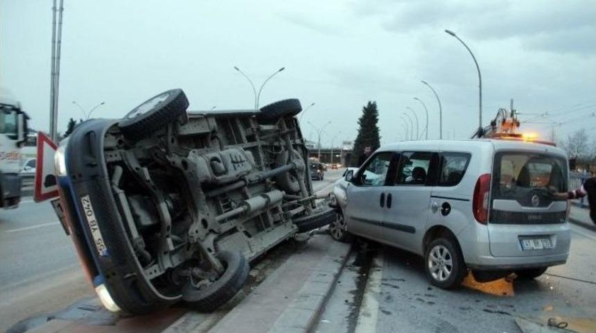 Kocaeli&rsquo;de Trafik Kazası: 2 Yaralı