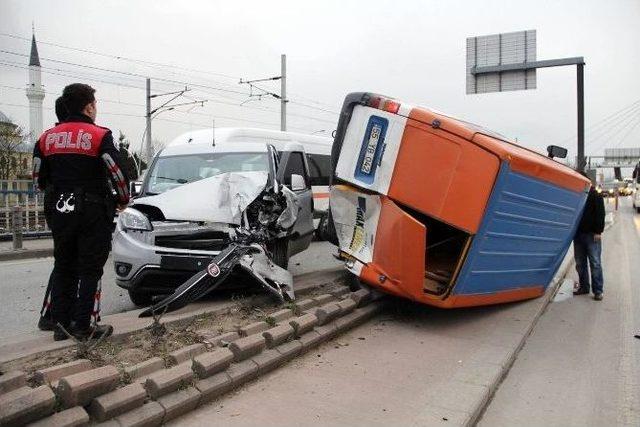 Kocaeli’de Trafik Kazası: 2 Yaralı