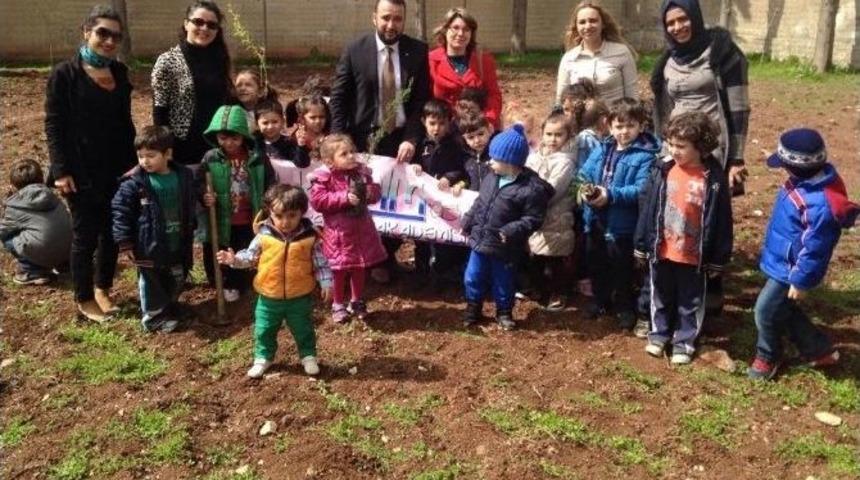 &Ccedil;ocuklar Fidanları Toprakla Buluşturdu