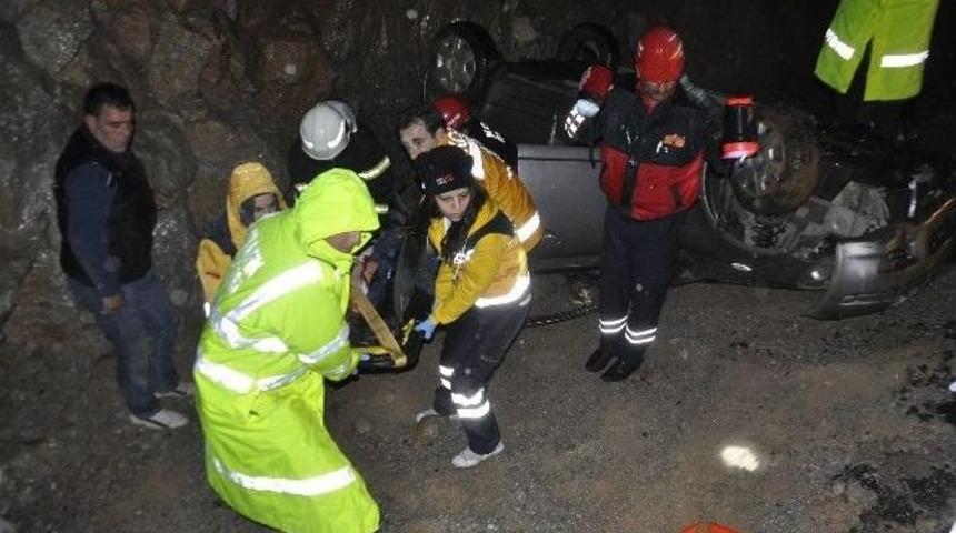 Otomobil Kayalıklara Vurdu: 1 &Ouml;l&uuml;