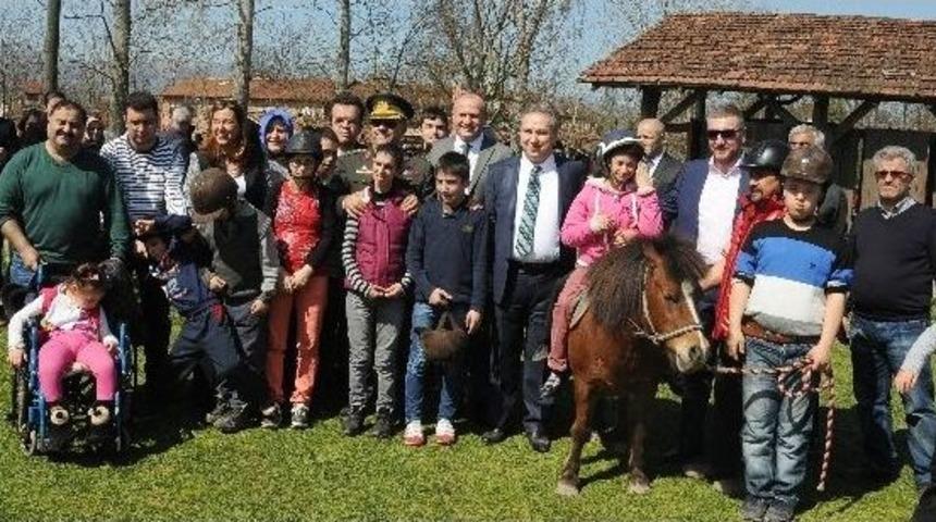 D&uuml;zceli Engelli &Ccedil;ocuklar At Biniyor