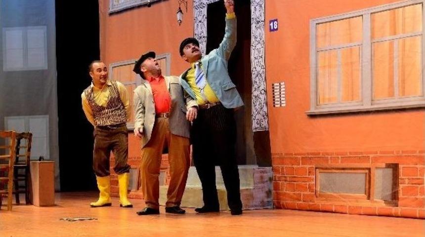 Büyükşehir Belediyesi Şehir Tiyatroları ’göç’ Oyununu Sahneledi