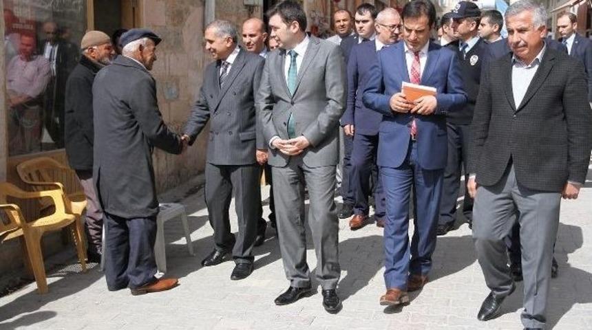 Vali Ko&ccedil;ak Savur&rsquo;da İncelemelerde Bulundu