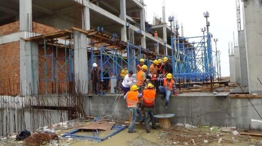 Adliye İnşaatında &Ccedil;alışan İş&ccedil;i &Uuml;&ccedil;&uuml;nc&uuml; Kattan D&uuml;şerek Yaralandı