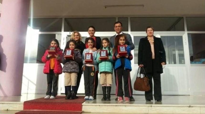 Minik Okurlar &Ouml;d&uuml;le Doymuyor