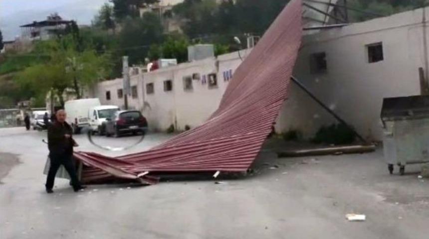 Şiddetli R&uuml;zgar Sebze Halinin &Ccedil;atısını U&ccedil;urdu