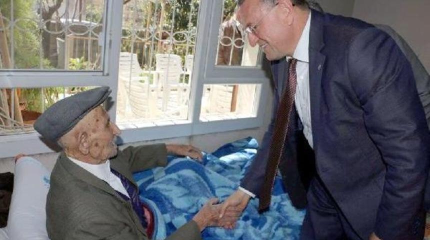 116 Yaşındaki Sadık Dede'yi, Başkan Savaş Ziyaret Etti