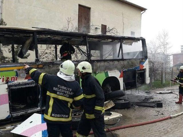 Park Halindeki Servis Otobüsü Yandı