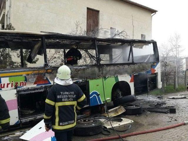 Park Halindeki Servis Otobüsü Yandı