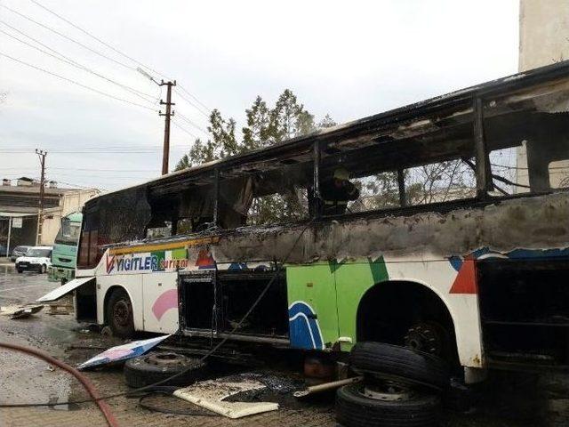 Park Halindeki Servis Otobüsü Yandı