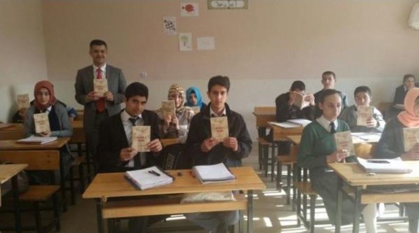 P&uuml;t&uuml;rge İl&ccedil;e M&uuml;ft&uuml;l&uuml;ğ&uuml;&rsquo;nce &Ouml;ğrencilere Kitap Dağıtıldı