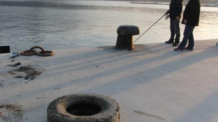 (&ouml;zel Haber) Balığa Olta Attılar Sandalye Ve Araba Lastiği Tuttular