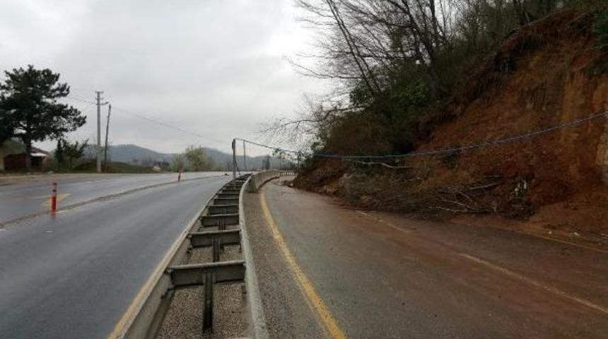 D&uuml;zce'de D-655 Karayolu'nda Heyelan
