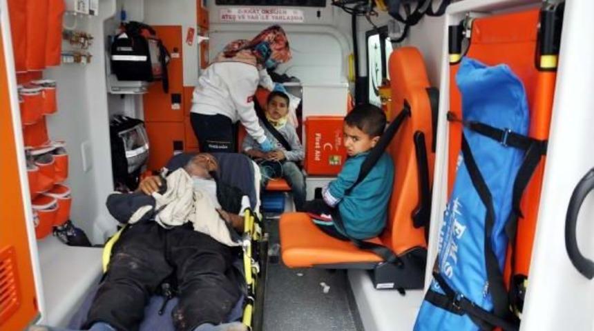 Besni'de 2 Otomobil &Ccedil;arpıştı: 4 Yaralı