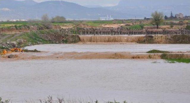 Denizli'de Dereler Taştı, Evleri Su Bastı, Tarım Arazileri Zarar Gördü