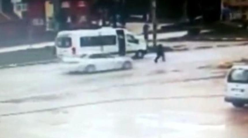 Minib&uuml;sten Inen &Ouml;ğretmene Otomobil &Ccedil;arptı