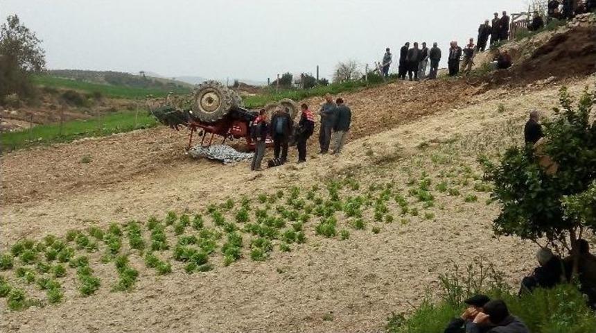 Devrilen Trakt&ouml;r&uuml;n Altında Kalan S&uuml;r&uuml;c&uuml; Can Verdi