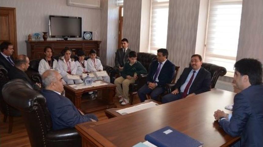 Belen&rsquo;de Başarılı &Ouml;ğrenciler Kaymakam Tarafından &Ouml;d&uuml;llendirildiler