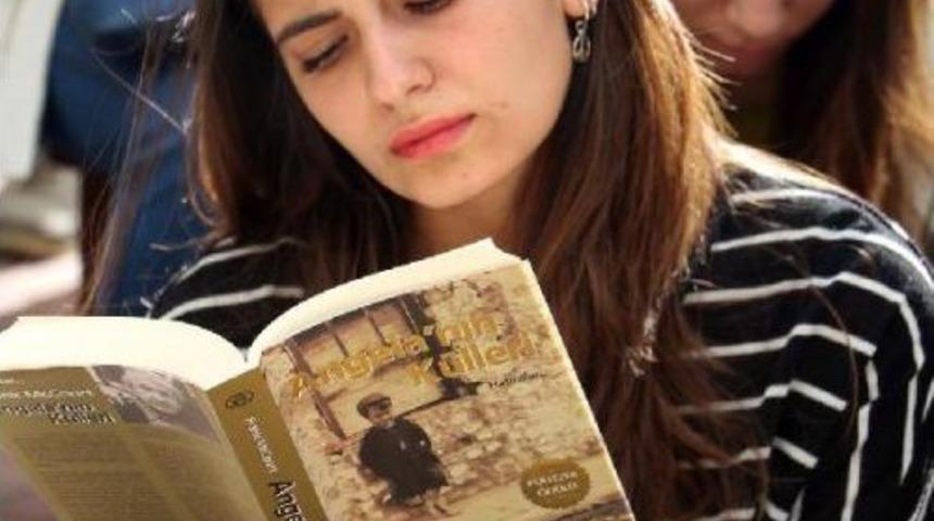 Cadde Ortasında Kitap Okuma Etkinliği