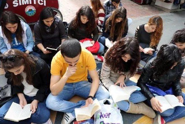 Cadde Ortasında Kitap Okuma Etkinliği