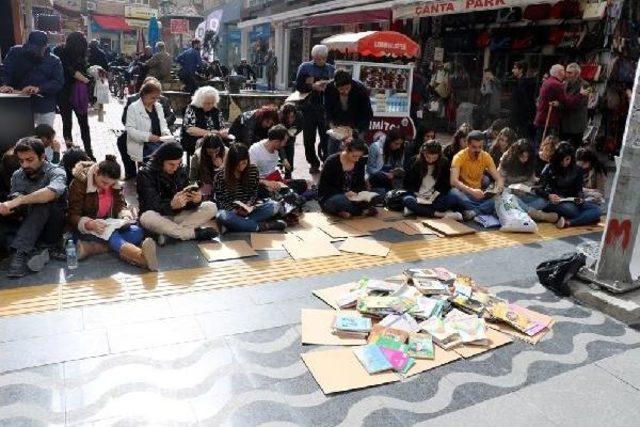 Cadde Ortasında Kitap Okuma Etkinliği