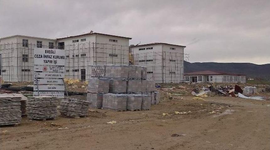 Şiddetli Lodos Cezaevi İnşaatının &Ccedil;atısını U&ccedil;urdu