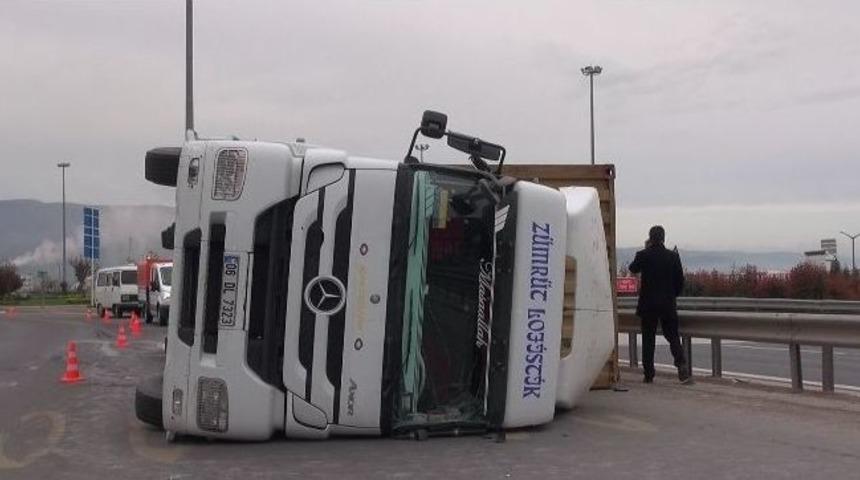 K&ouml;rfez Tem Gişelerinde Tır Devrildi