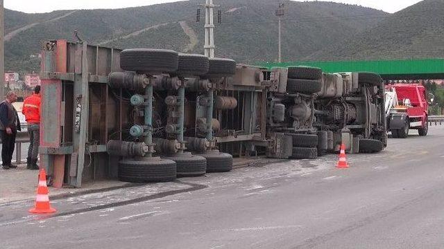 Körfez Tem Gişelerinde Tır Devrildi