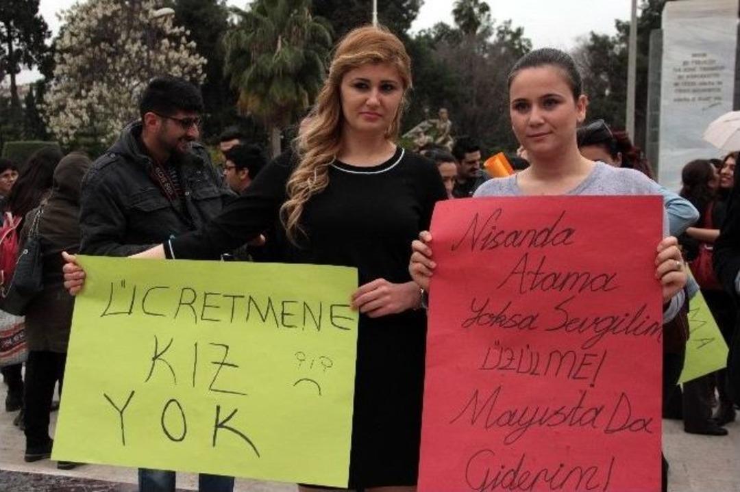 &Ouml;ğretmen Adaylarından &lsquo;atanamayana Kız Yok&rsquo; Ske&ccedil;li Eylem