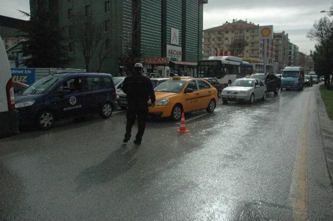 Koca Ağa&ccedil; Yola Devrildi