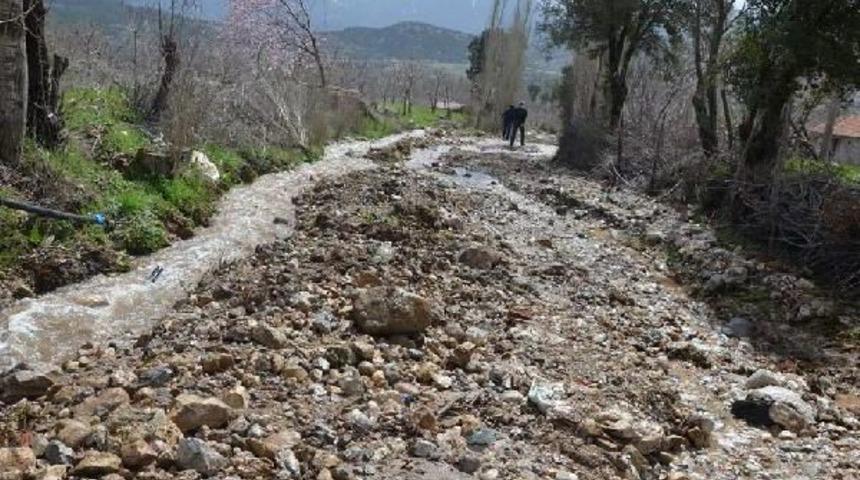 Denizli'de Dereler Taştı, Evleri Su Bastı, Tarım Arazileri Zarar G&ouml;rd&uuml; (2)